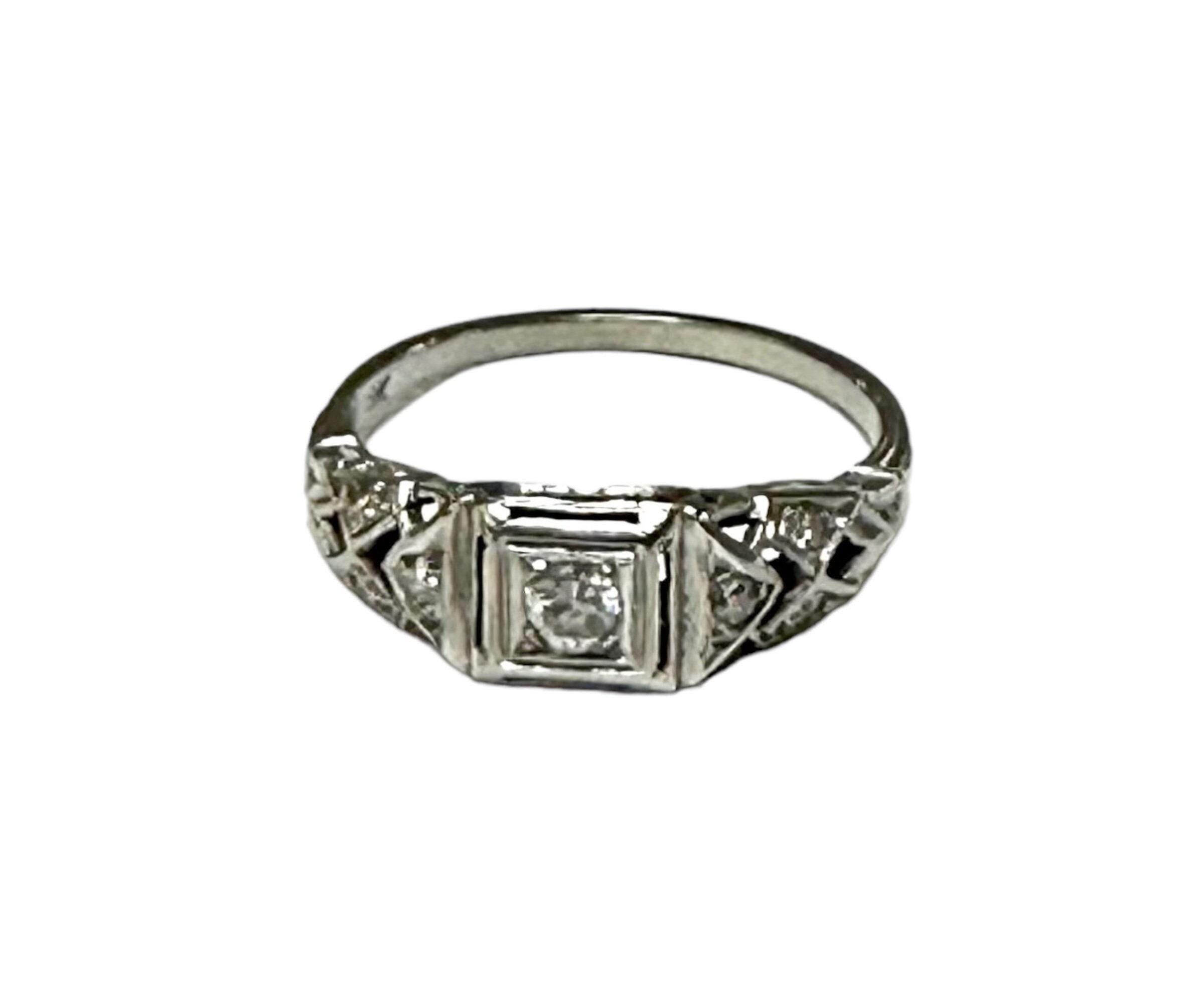18K White Gold Diamond Art Deco Ring - Size 6.75