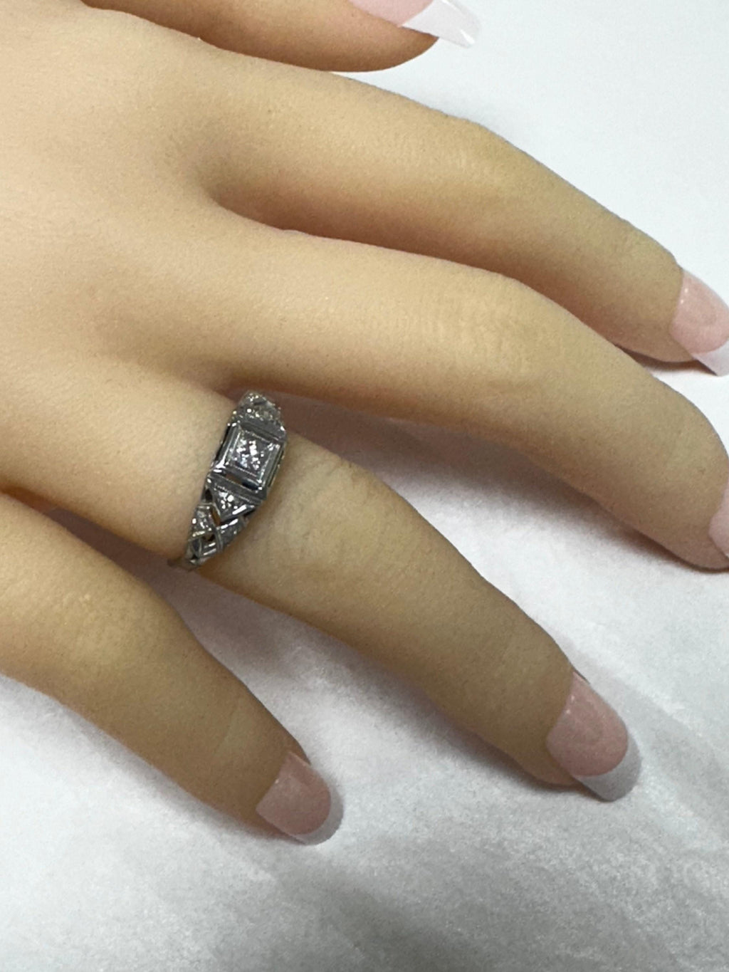 18K White Gold Diamond Art Deco Ring - Size 6.75