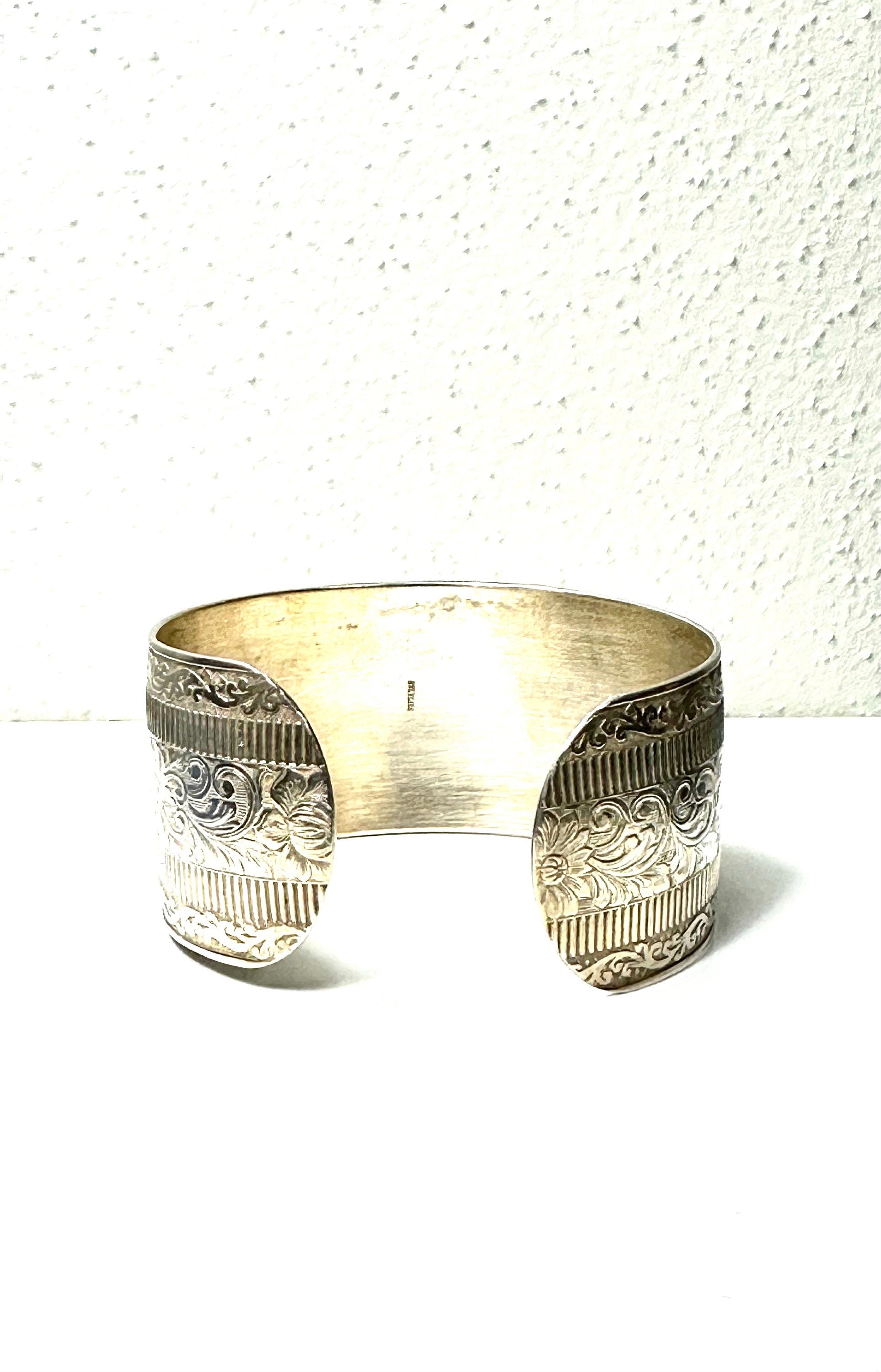 Feminine Vintage Sterling Silver Bracelet with Intricate Engraved Flower Pattern