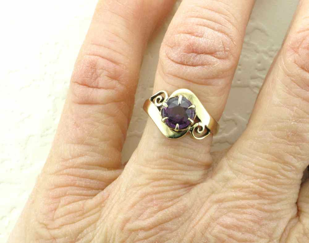 18K Gold Amethyst Ring: Swirl Design, February Birthstone