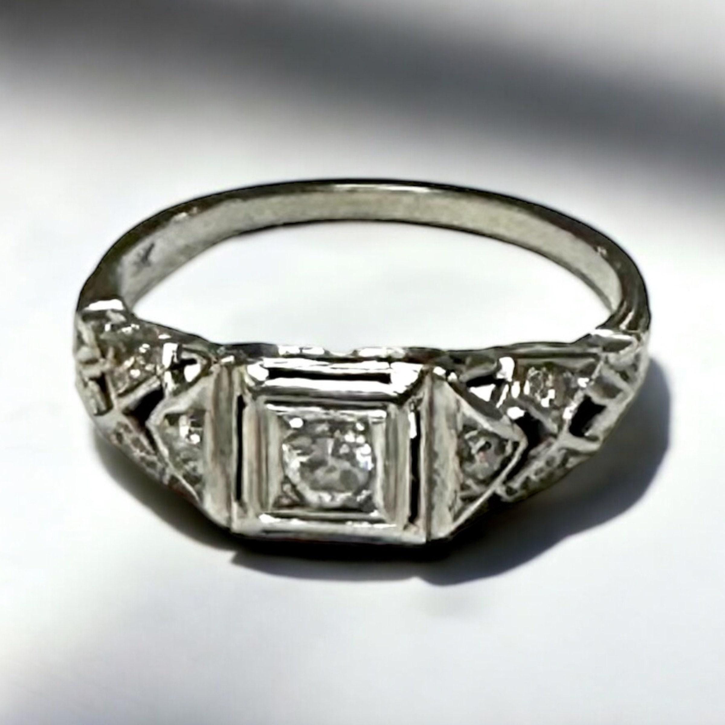 18K White Gold Diamond Art Deco Ring - Size 6.75