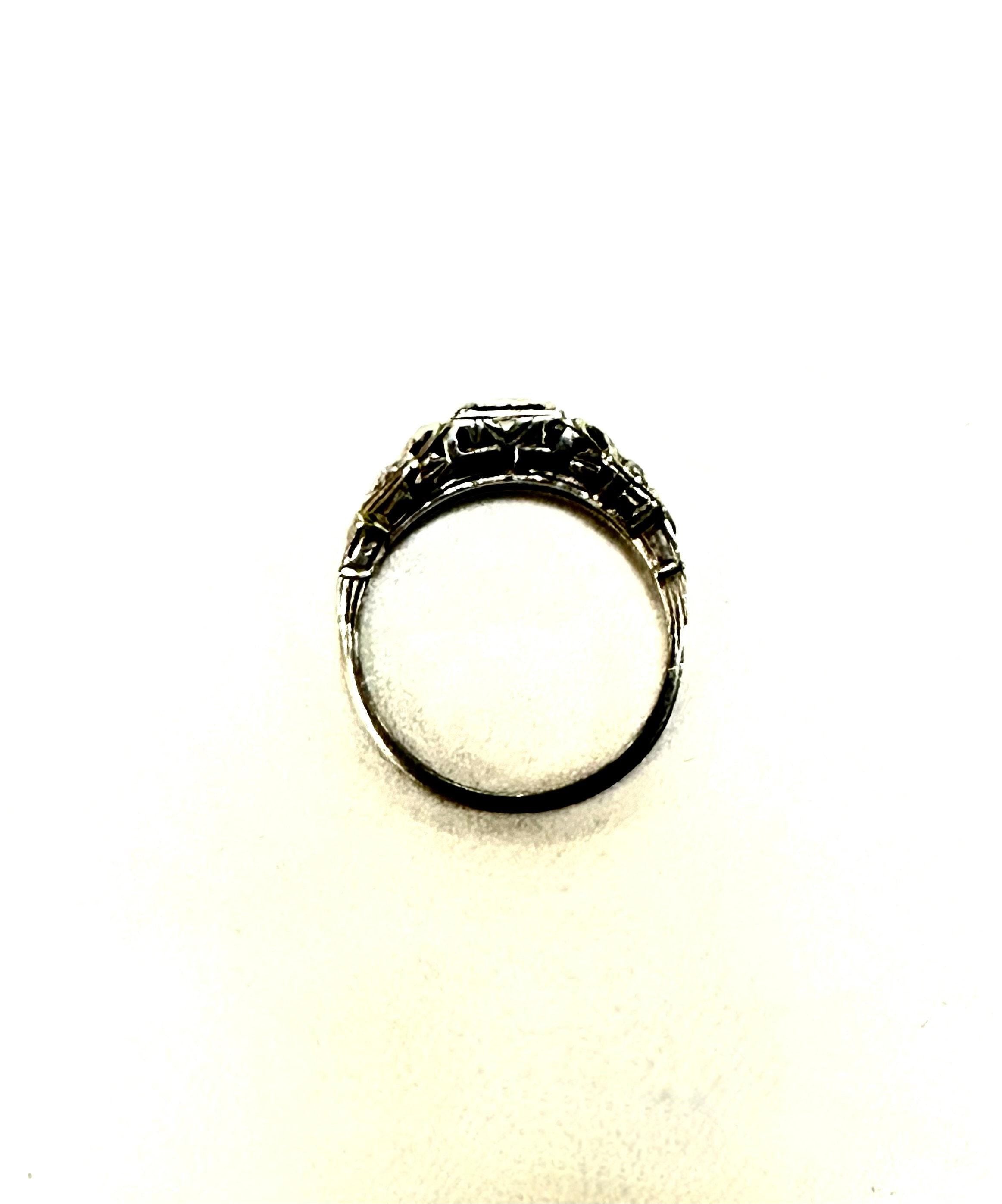 18K White Gold Diamond Art Deco Ring - Size 6.75