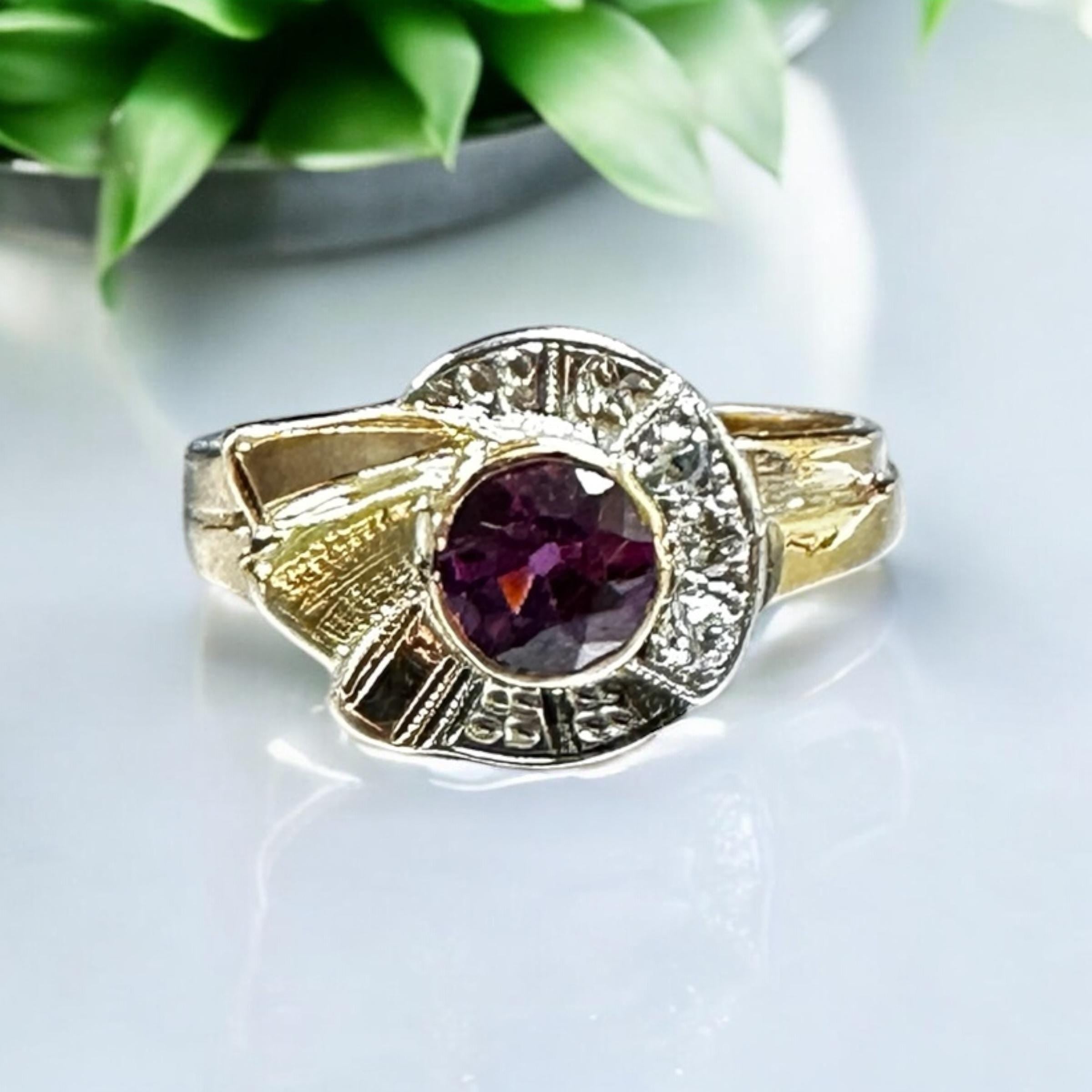 Retro Diamond and Garnet Ring in Gold Setting