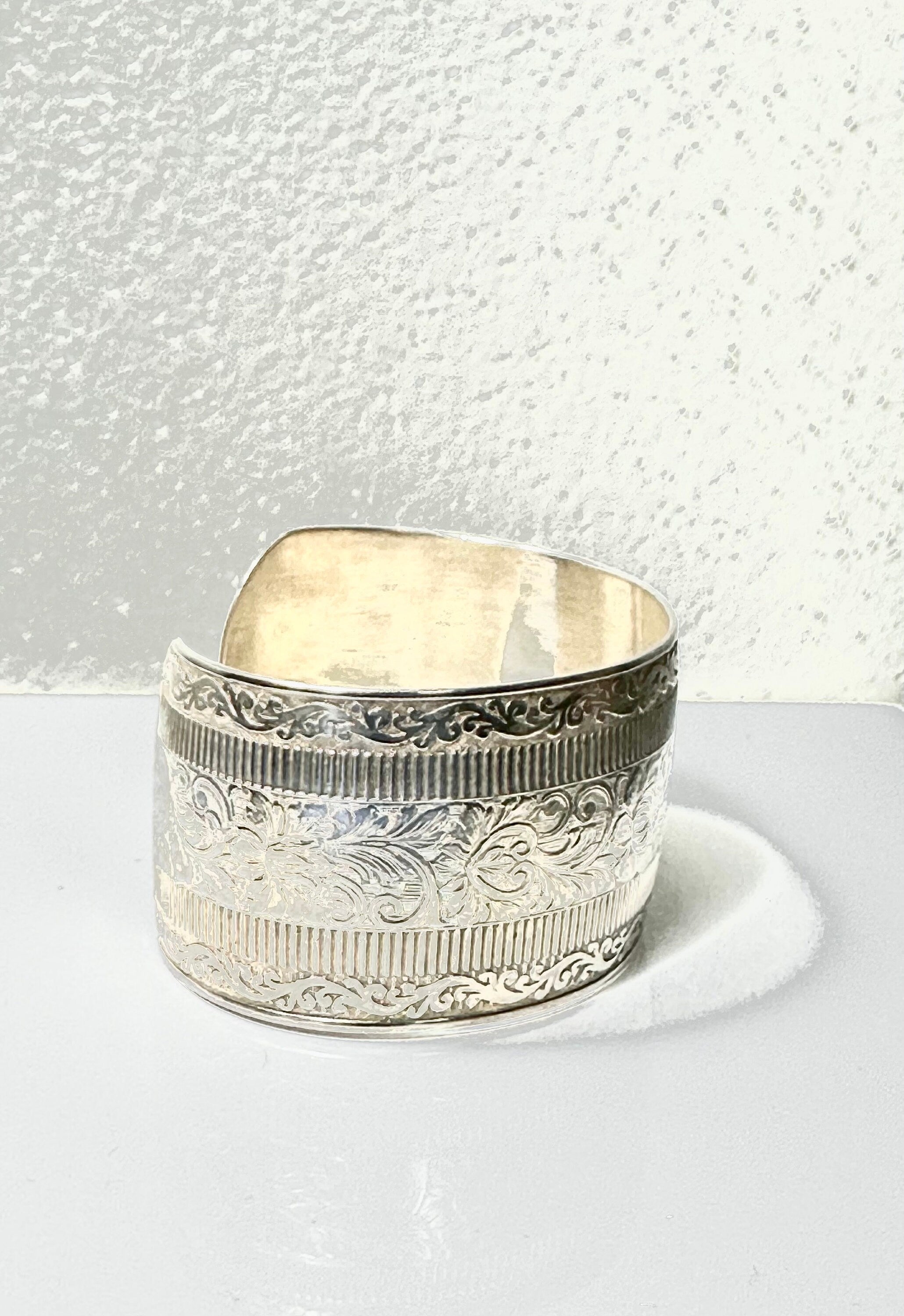 Feminine Vintage Sterling Silver Bracelet with Intricate Engraved Flower Pattern