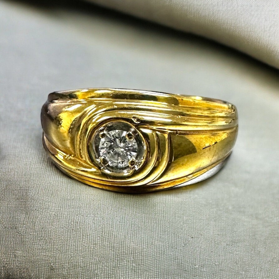 Vintage 10k Yellow Gold Diamond Men's Ring: Sleek Wedding Band