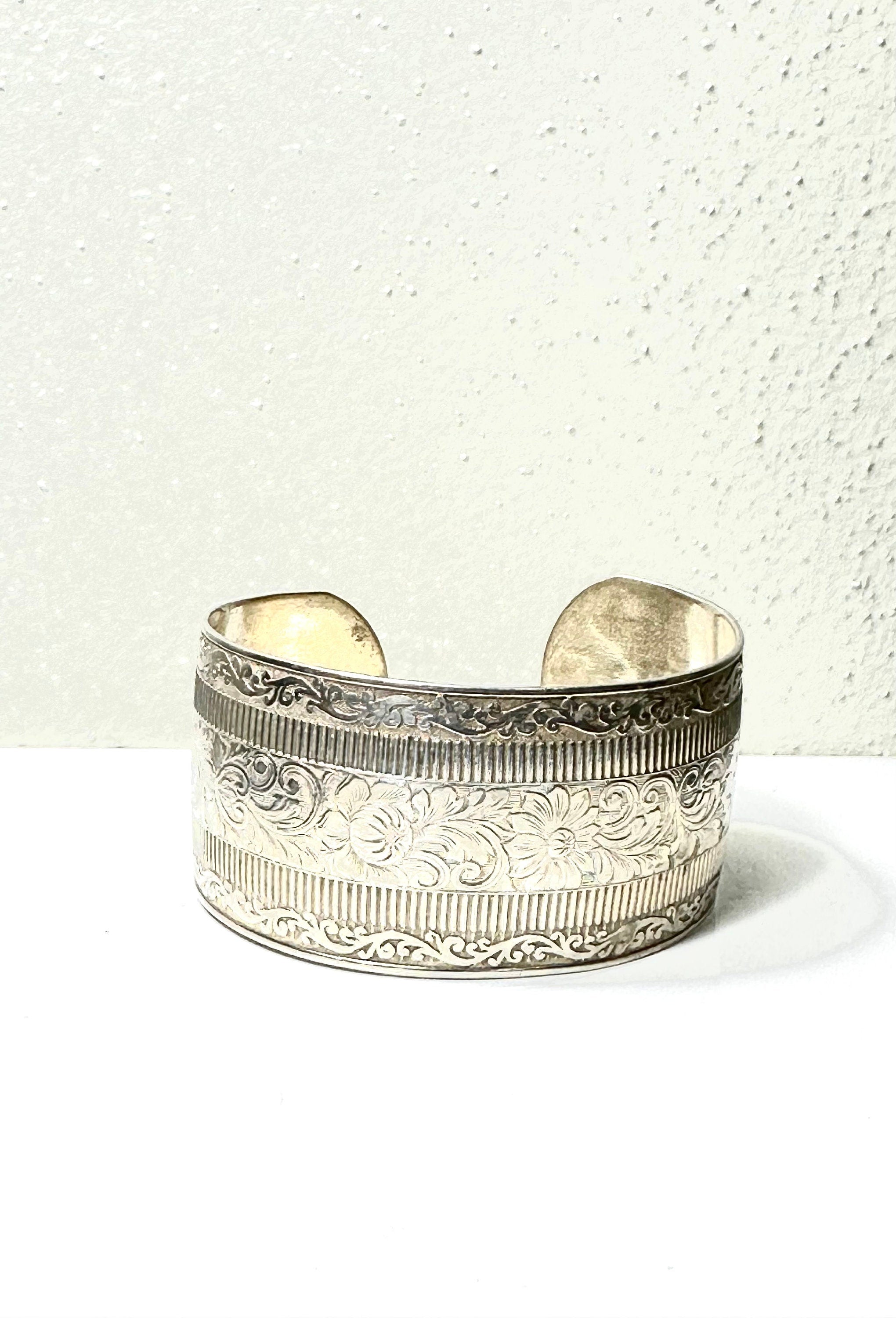 Feminine Vintage Sterling Silver Bracelet with Intricate Engraved Flower Pattern