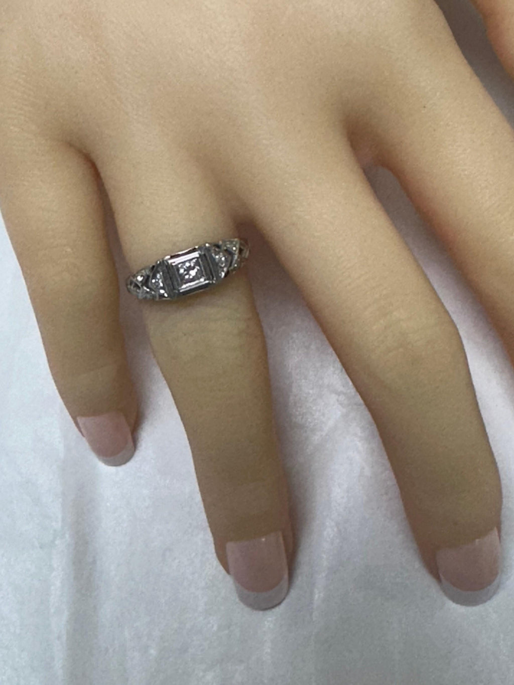 18K White Gold Diamond Art Deco Ring - Size 6.75