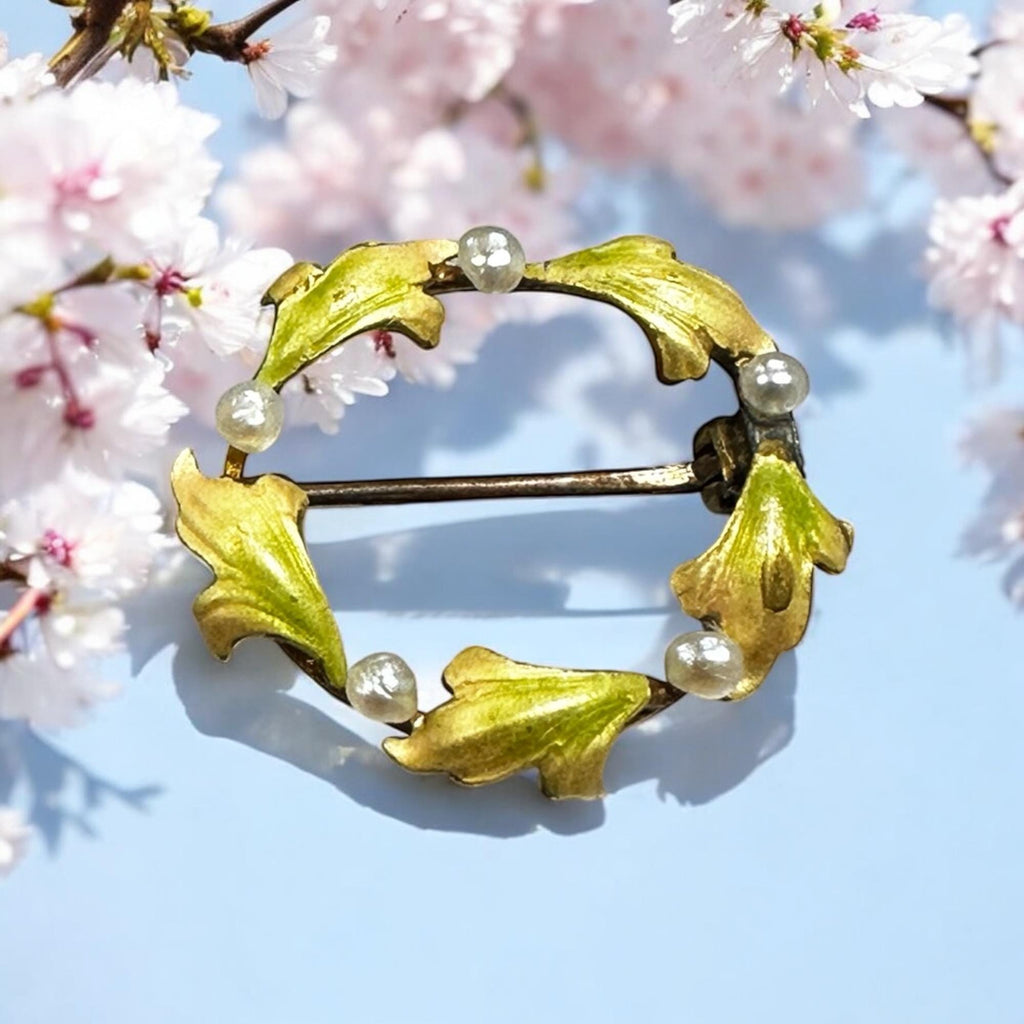 Delicate 10 Karat Yellow Gold Enamel Seed Pearl Wreath Pin/Brooch