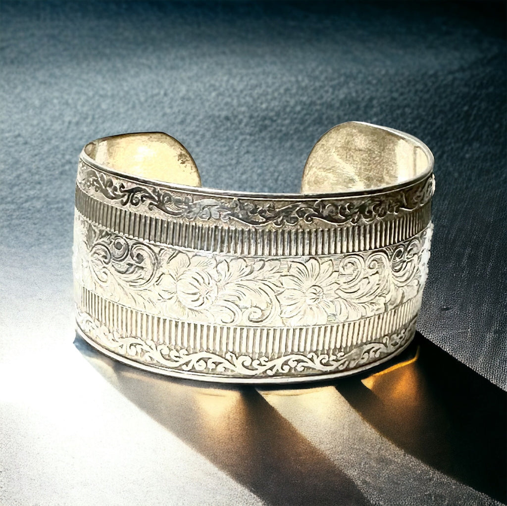 Feminine Vintage Sterling Silver Bracelet with Intricate Engraved Flower Pattern