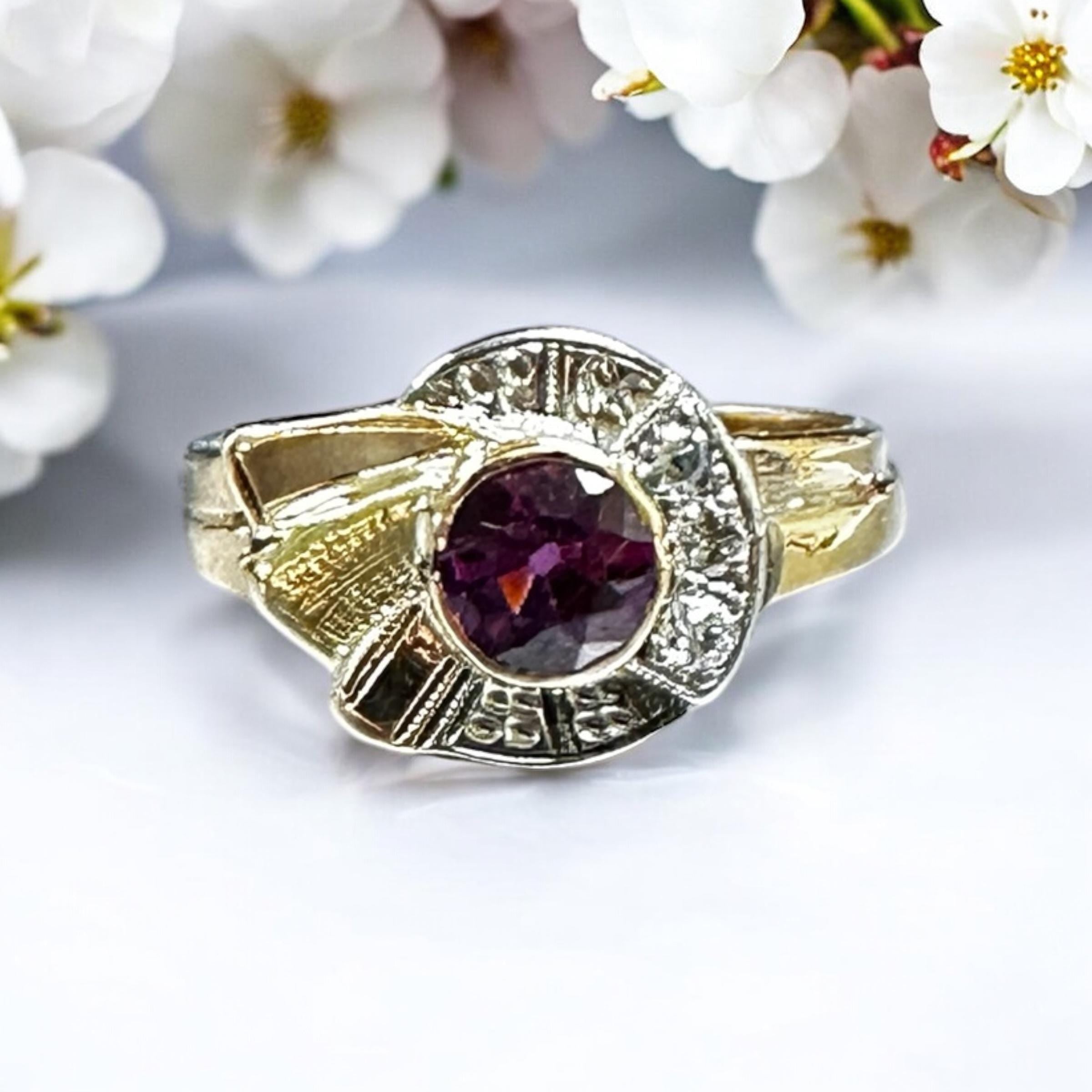 Retro Diamond and Garnet Ring in Gold Setting