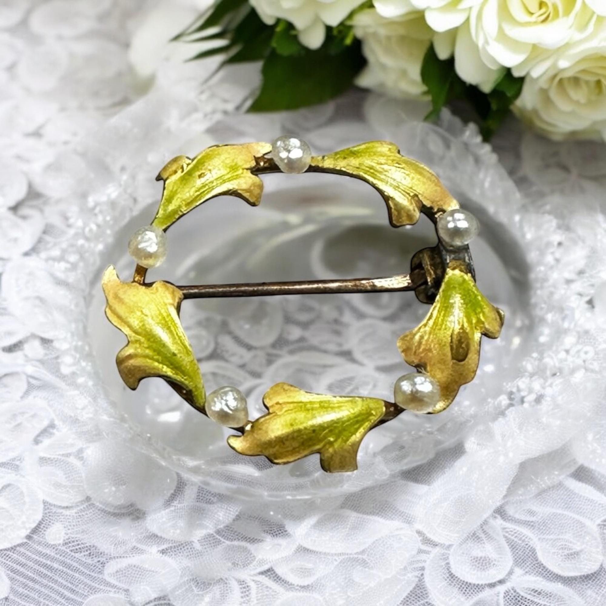 Delicate 10 Karat Yellow Gold Enamel Seed Pearl Wreath Pin/Brooch