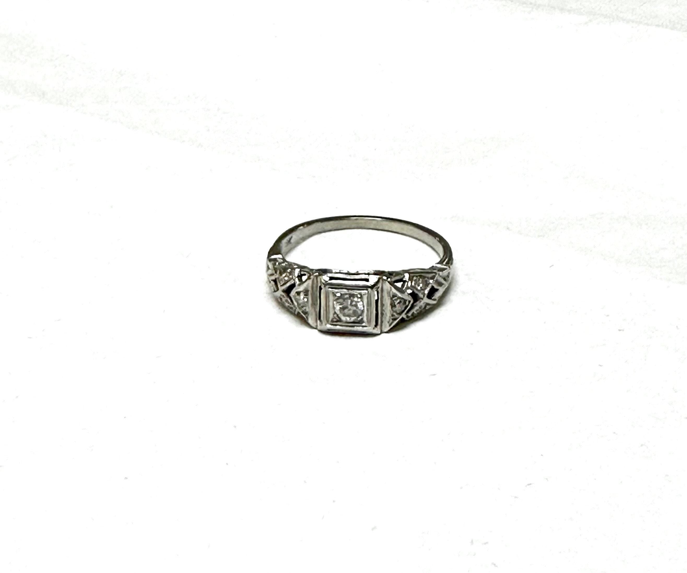 18K White Gold Diamond Art Deco Ring - Size 6.75