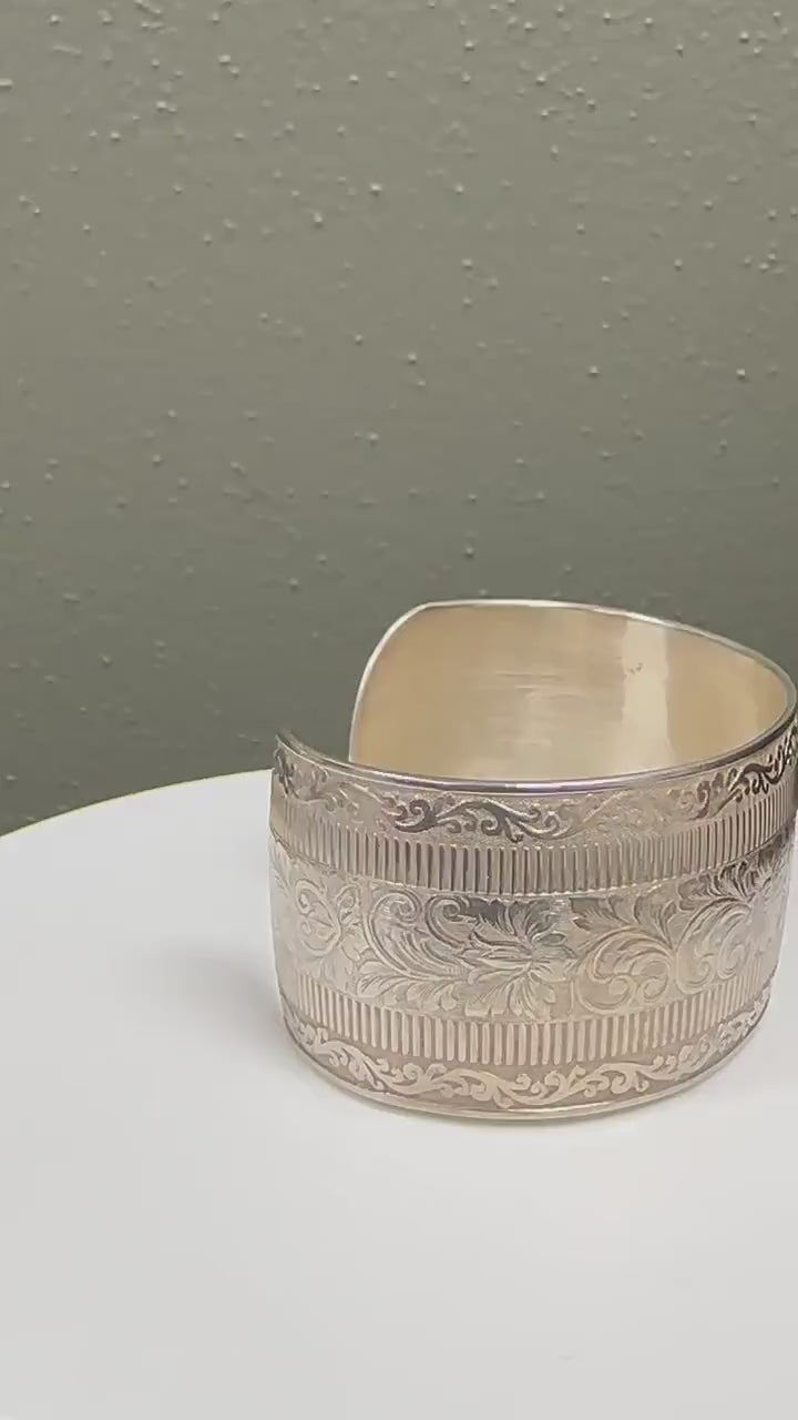 Feminine Vintage Sterling Silver Bracelet with Intricate Engraved Flower Pattern